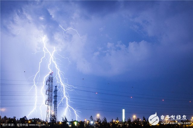 在避雷针的顶端,形成局部电场集中的空间,以影响雷电先导放电的发展