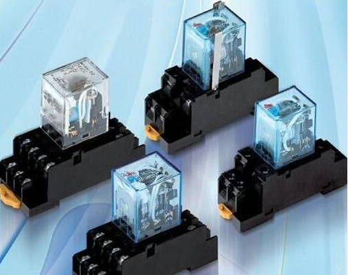 继电器控制继电器形成自锁互锁电路怎么完成？ 